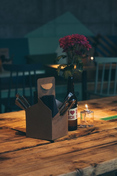 棕色的盒子旁边瓶子棕色木桌子上

